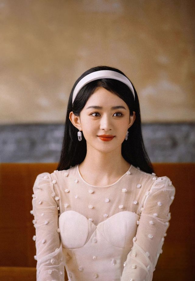 金鹰女神赵丽颖又一次惊艳出场穿白裙造型封神拍宣传片太绝美