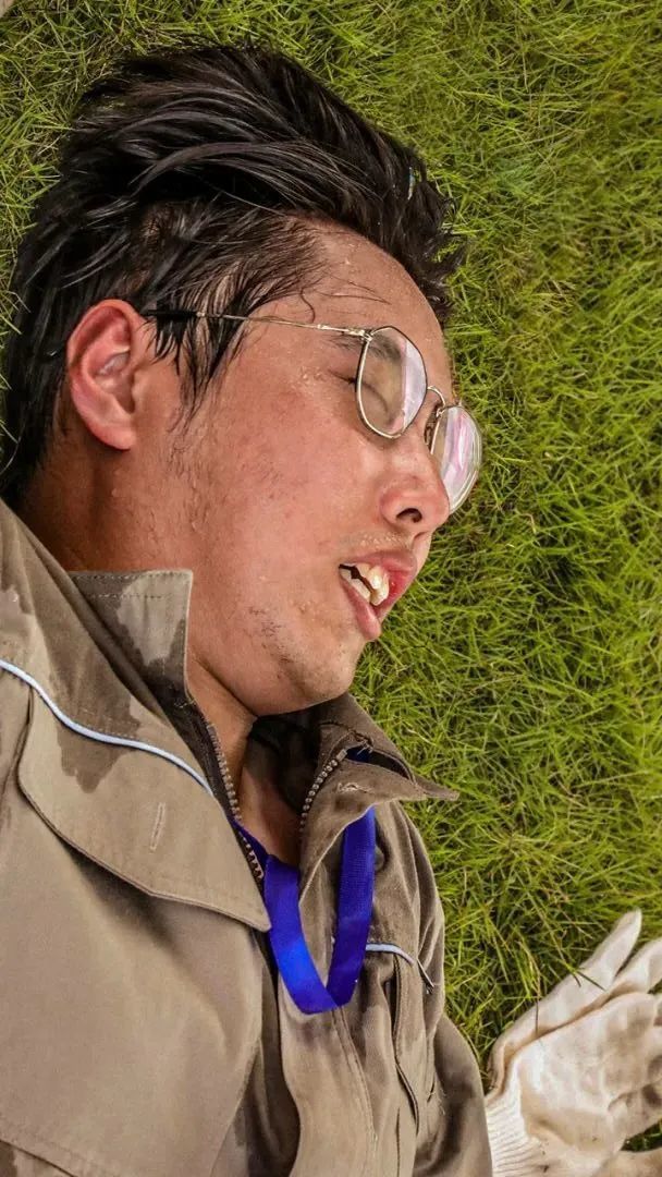 40的高温一群人在太阳底下穿着长袖长裤现场画面