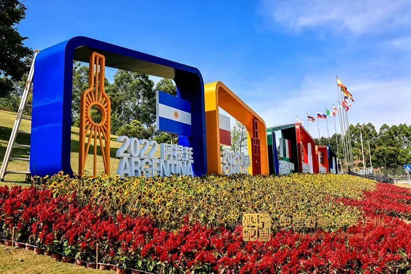 氛围感拉满酒博会进入倒计时泸州街头好喜庆