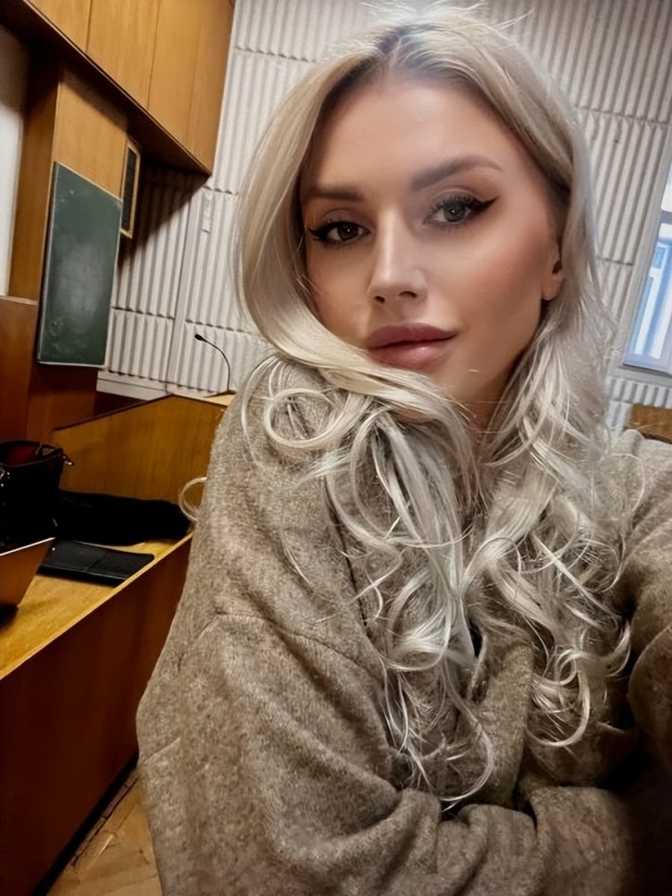 乌克兰25岁超美正妹任副部长月薪高泽连斯基25倍上面有人