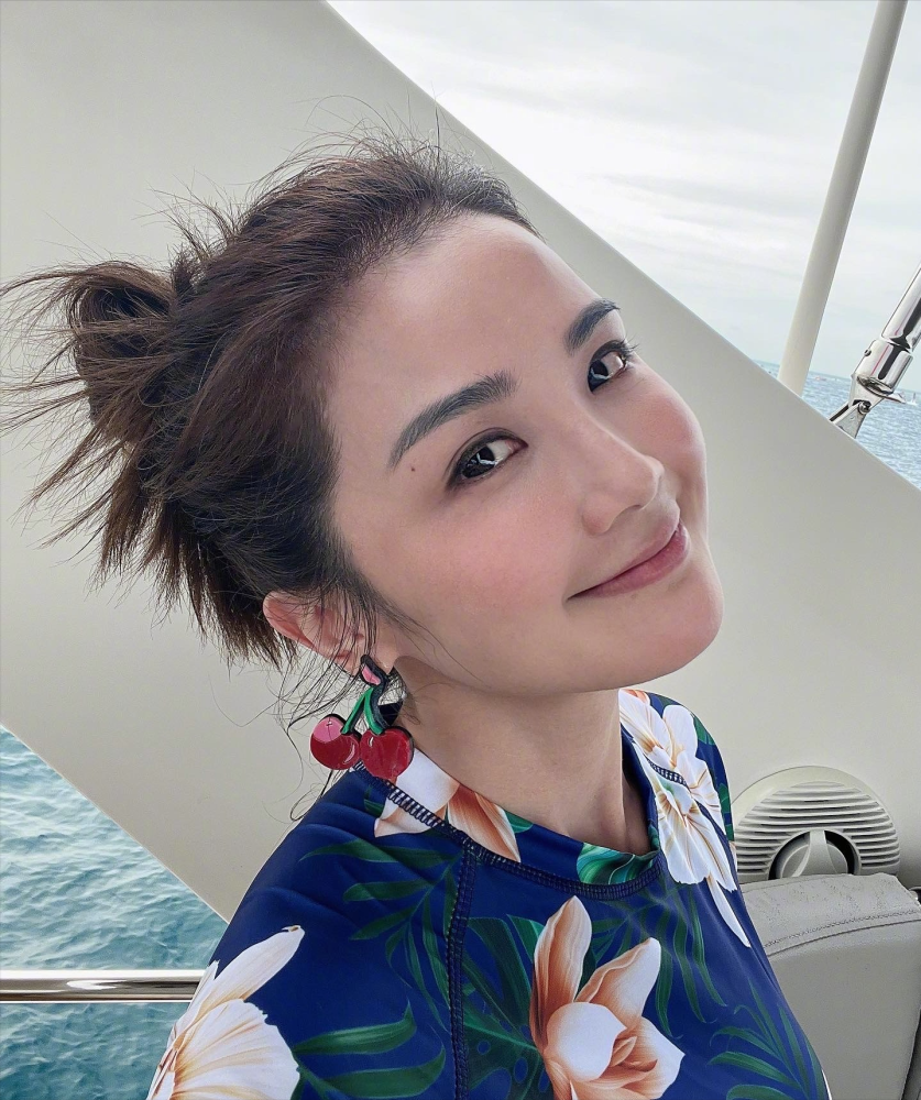 上综艺,出新剧的蔡卓妍,近照曝光后,像20多岁的美女,很是年轻_腾讯