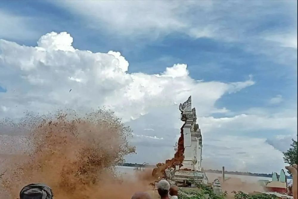缅甸一座古代佛塔被洪水冲走