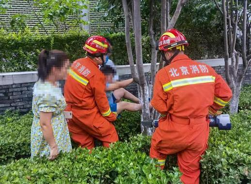 壹现场｜7岁男童爬树脚被树杈卡住北京东城消防紧急施救39元100g流量能打电话2023已更新(知乎/头条)39元100g流量能打电话