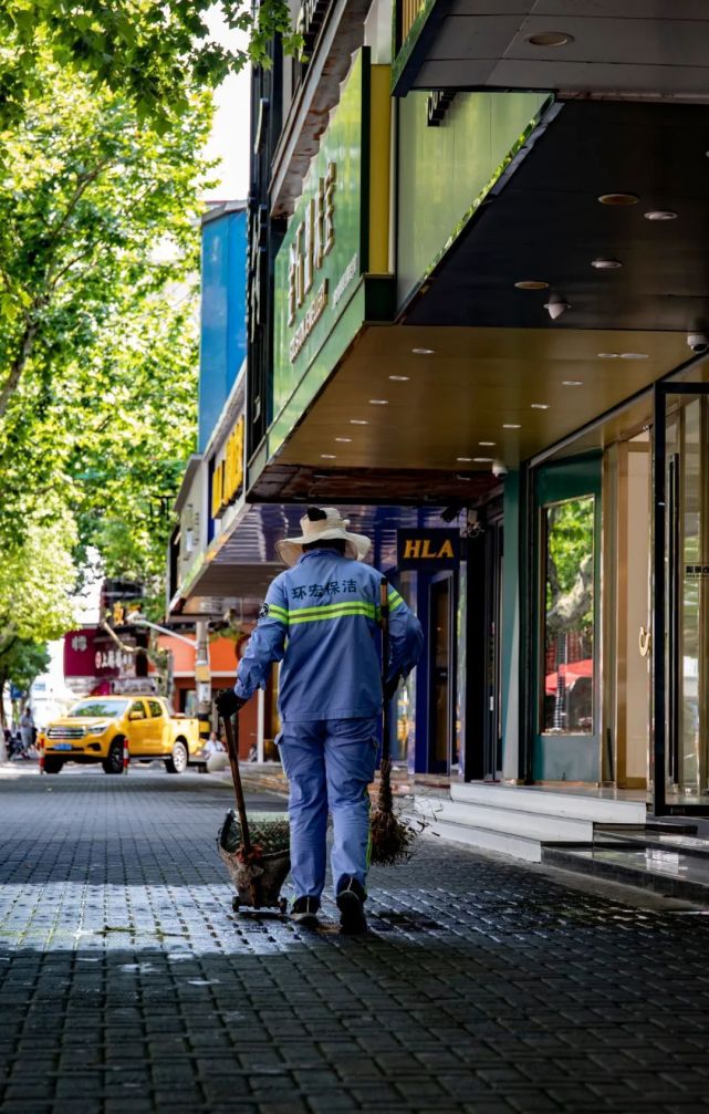 城市清洁工人依旧穿行大街小巷,为城市的清洁美丽洒落着汗水.