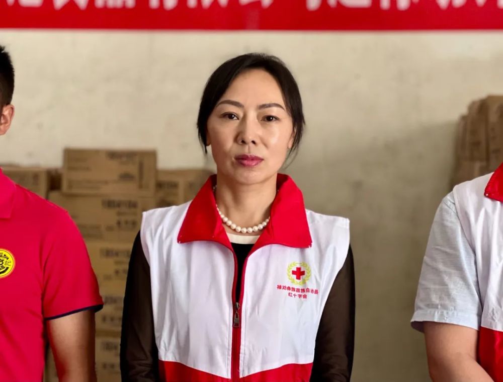 会进行了捐赠物资交接,王亚芳向捐赠方颁发了捐赠证书并表示感谢