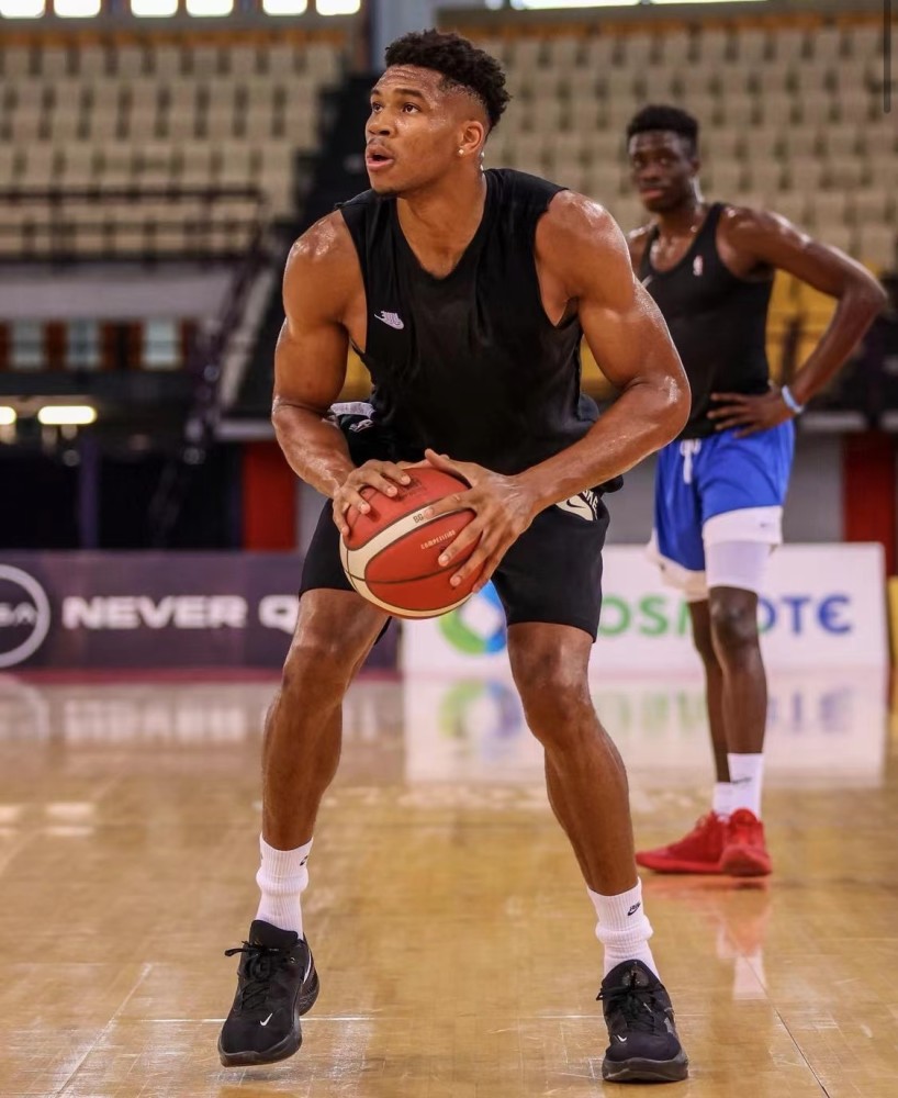 字母哥就是一头野兽,现在他才27岁,能够在27岁就拿