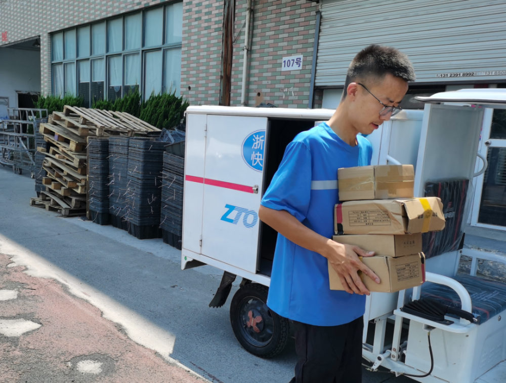 中通小哥战高温,中心网点送清凉