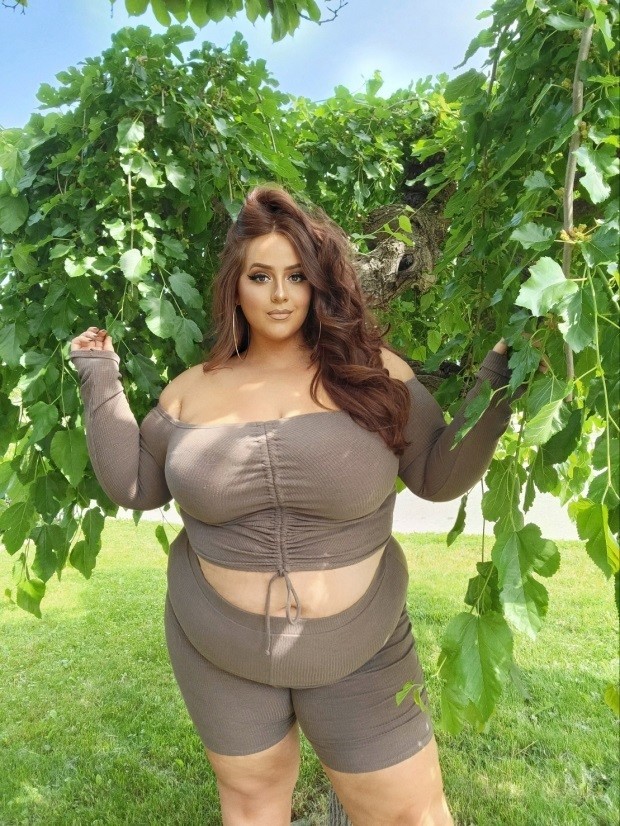 加拿大300斤美女网红,因拒绝减肥遭到威胁,自认健康有活力_腾讯新闻