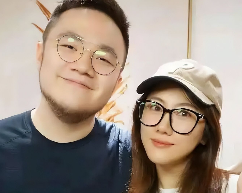 巴图首晒二胎正脸照三个月大儿子剃成小光头和爸爸似复制粘贴