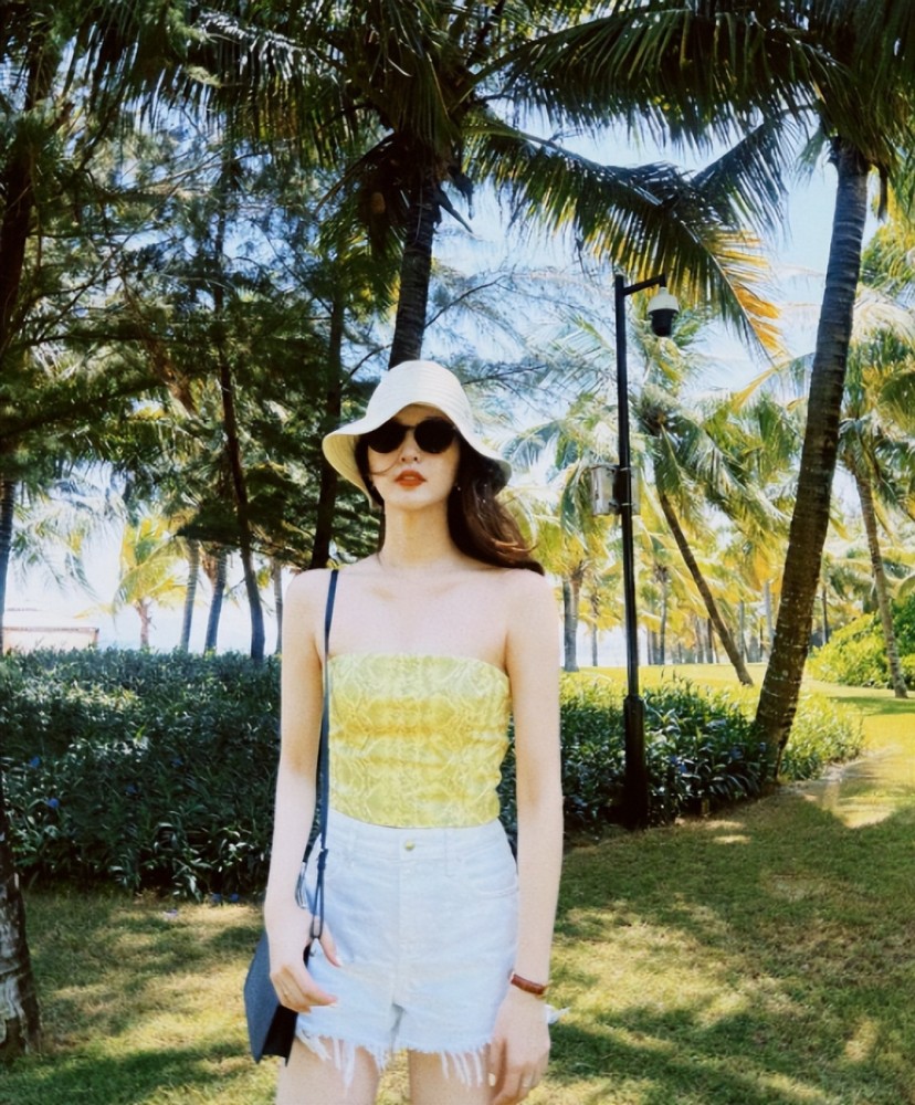 明星海边度假,杨采钰比基尼秀完美身线,李梦泳衣显白,殷桃太吸睛了