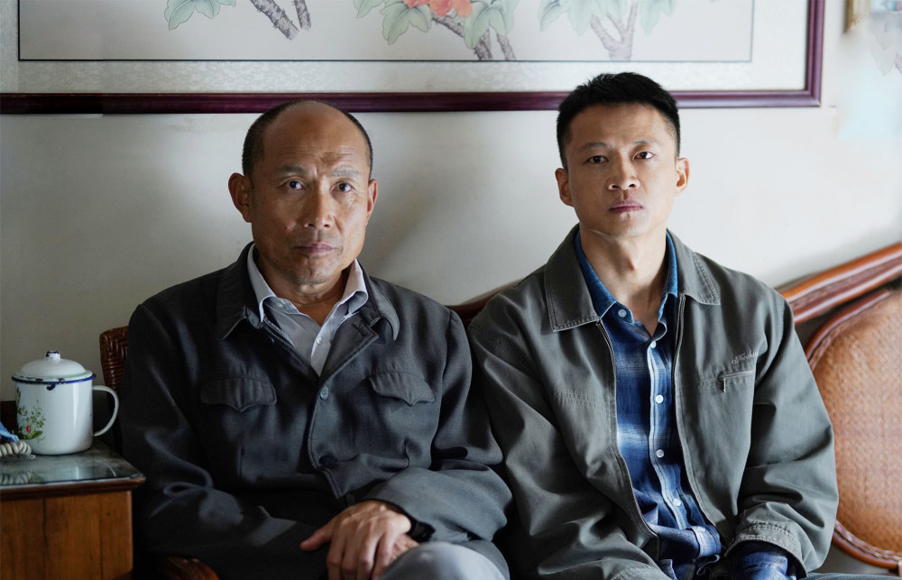 他与张喜前所饰演的王友德,组成了一对无比真实的农民父子.