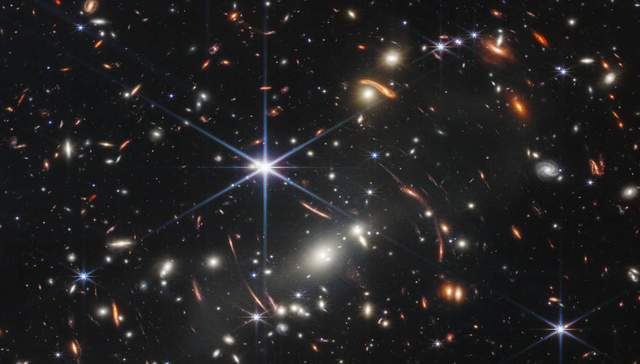 为什么韦伯望远镜能看到更遥远的宇宙？131亿年前的光有什么奥秘？小学五年级下册语文课本
