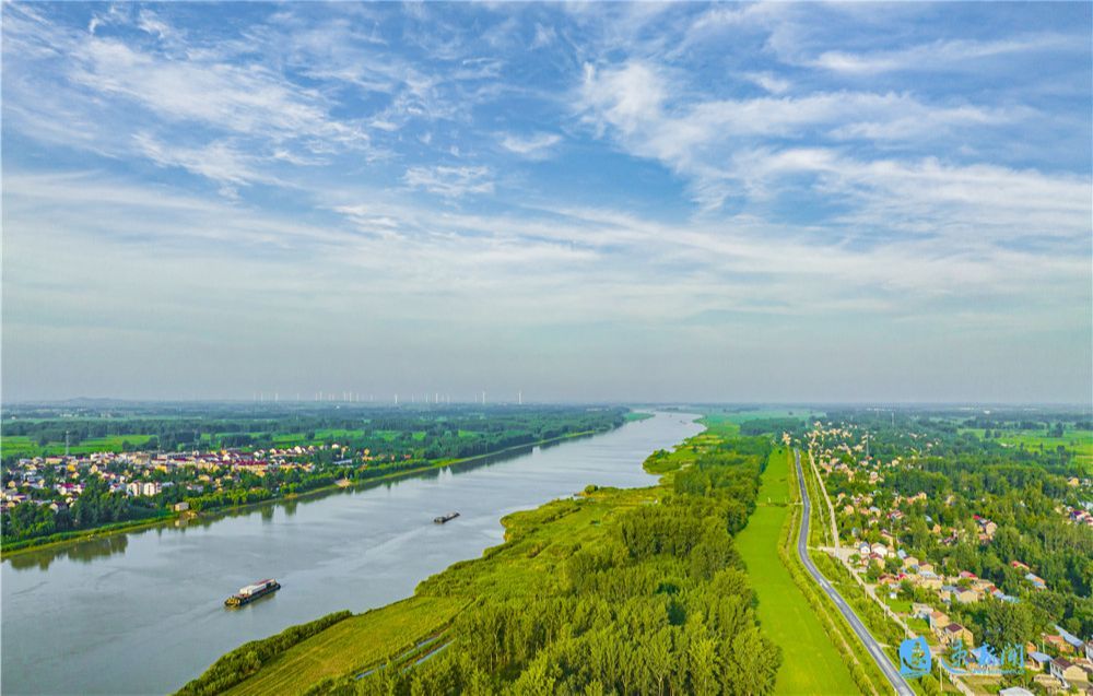 7月12日,泗洪县双沟镇蜿蜒曲折的淮河穿境而过,两岸郁郁葱葱的树木与