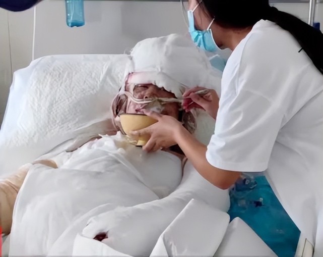 她到现场一看,厨房门都被崩掉了,人躺在地上,头,四肢血肉模糊,压根不