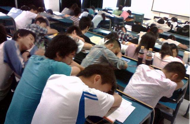 被"奶头乐"吞噬的大学生,荒废光阴,家长却"一无所知"