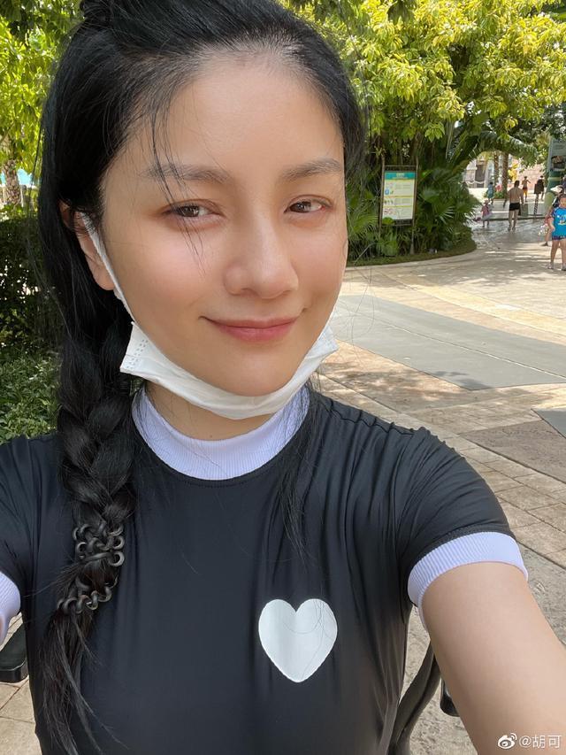 胡可晒俩儿子近照,安吉五官像妈妈,小鱼儿乖巧靠妈妈肩上显呆萌