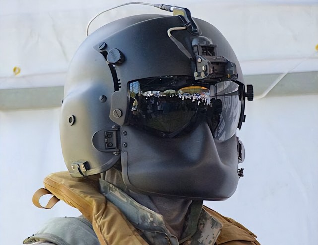 美制hgu-56/p直升机头盔,以及下颌面罩而乌克兰方面,其是在不断获得