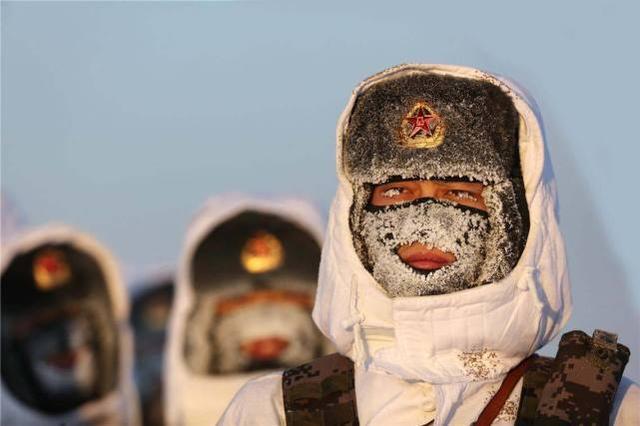 中俄边境,俄罗斯竟用稻草人站岗?中国军人的做法,更令人称赞