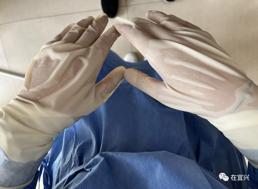 夏阳酷暑,防护面罩上升腾的汗水,防护手套中捂白的双手,这是"大白"们