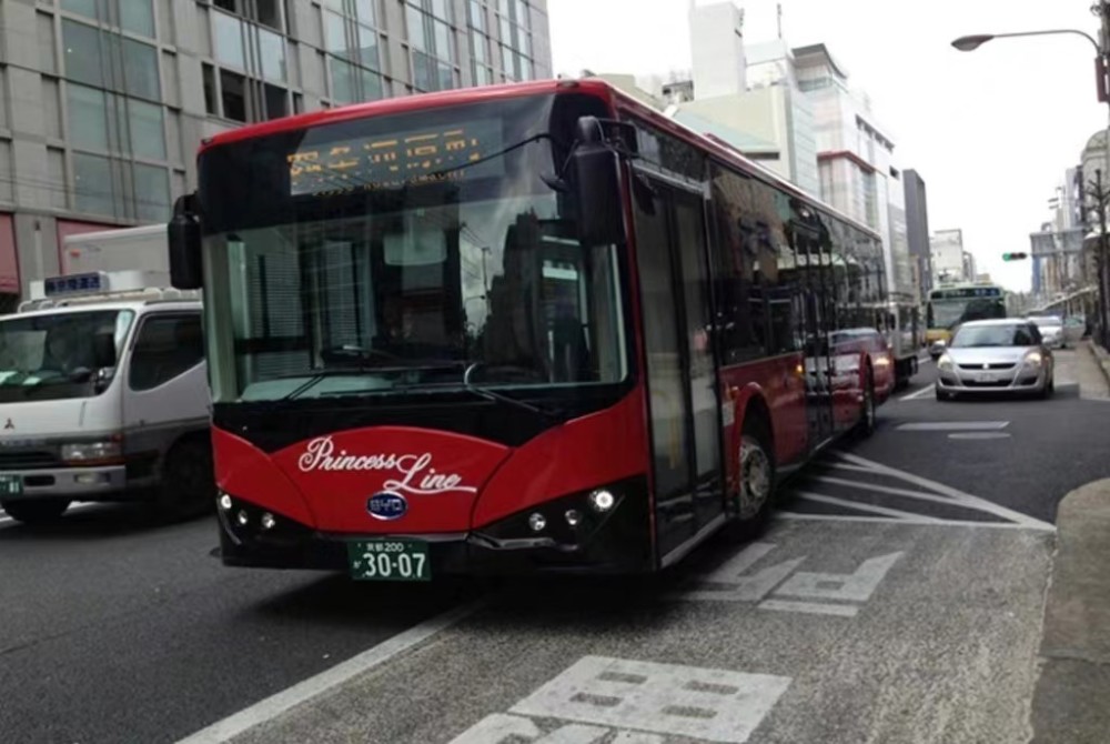 比亚迪称霸日本！高管亲自站台：电动巴士市占率已达70％