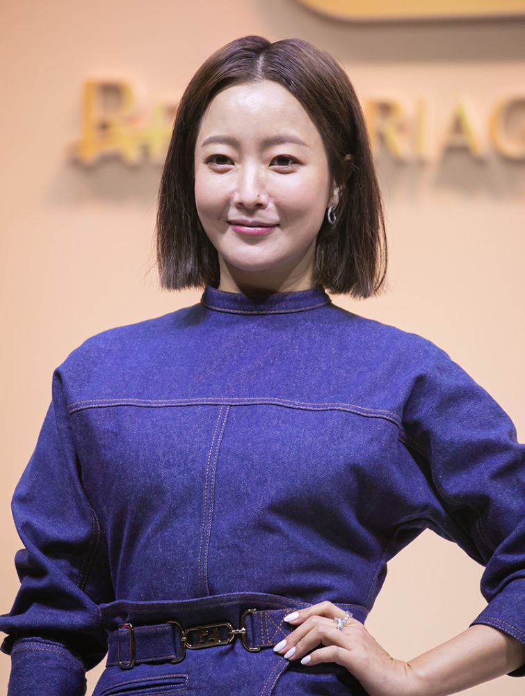 金喜善新剧发布会尽显老态,直言到了必须吃药才能修复状态的年纪!