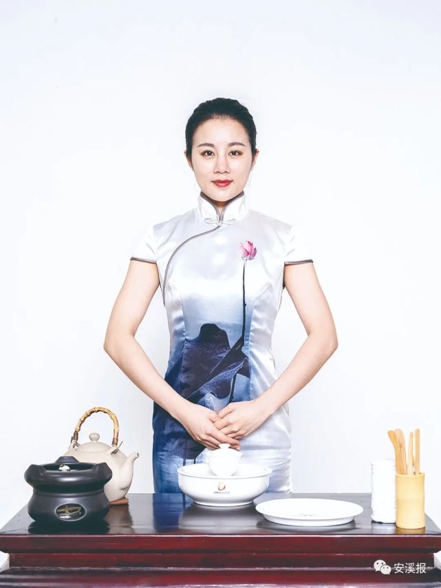 身着旗袍的小小茶艺师仪态大方,表情亲切自然,动作熟练又柔美,为在场