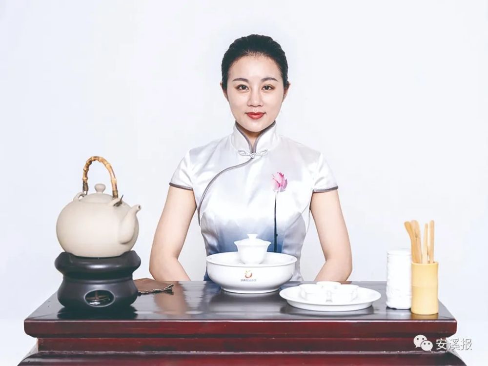 瓯里韵香茶艺师的工作,既是一种现场的茶艺展示,也是一种茶文化的