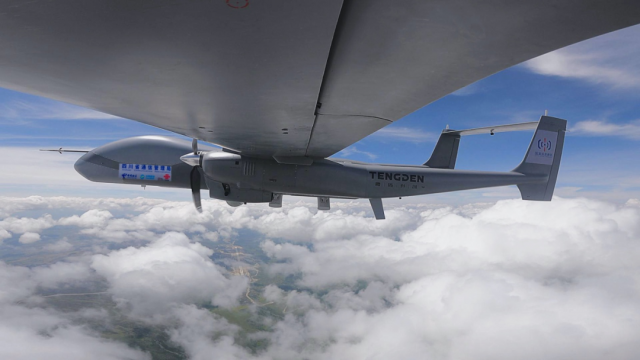 国产大型高空全网通信无人机在青藏高原完成飞行验证测试三年级英语听力训练