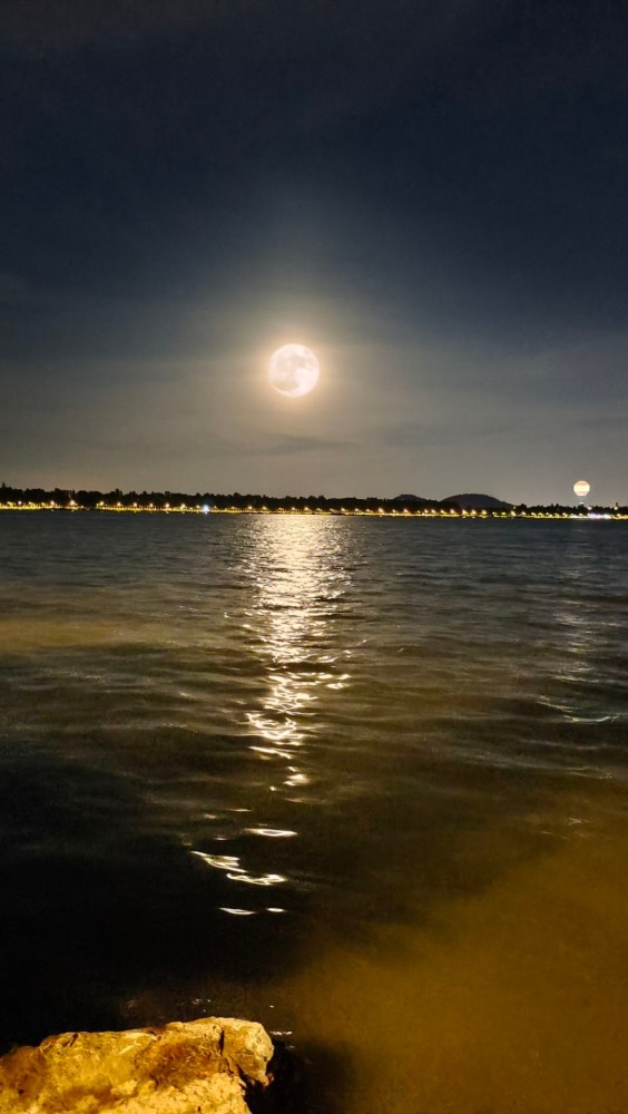 东湖超级月亮.大武汉客户端网友@江 华 摄犹抱琵琶半遮面.