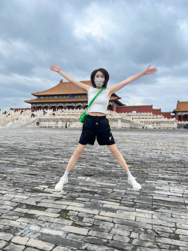 这次王祖蓝的妻女打卡北京故宫,李亚男就选择了一件背心上衣,无袖款式