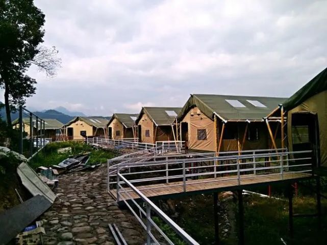 索桥的另一端就是泰顺白鹤山庄帐篷住宿区域,其中"星宿主题"的房间