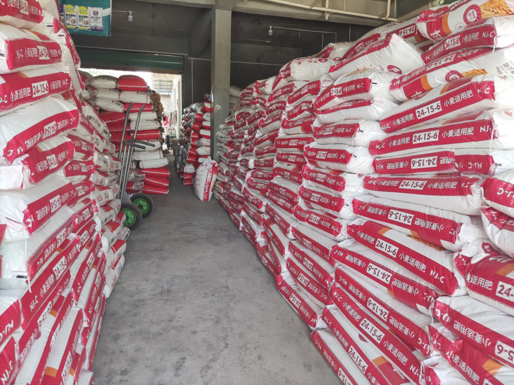 尿素大跌730元,化肥经销商亏损,秋季小麦肥也会大幅下降吗?_腾讯新闻