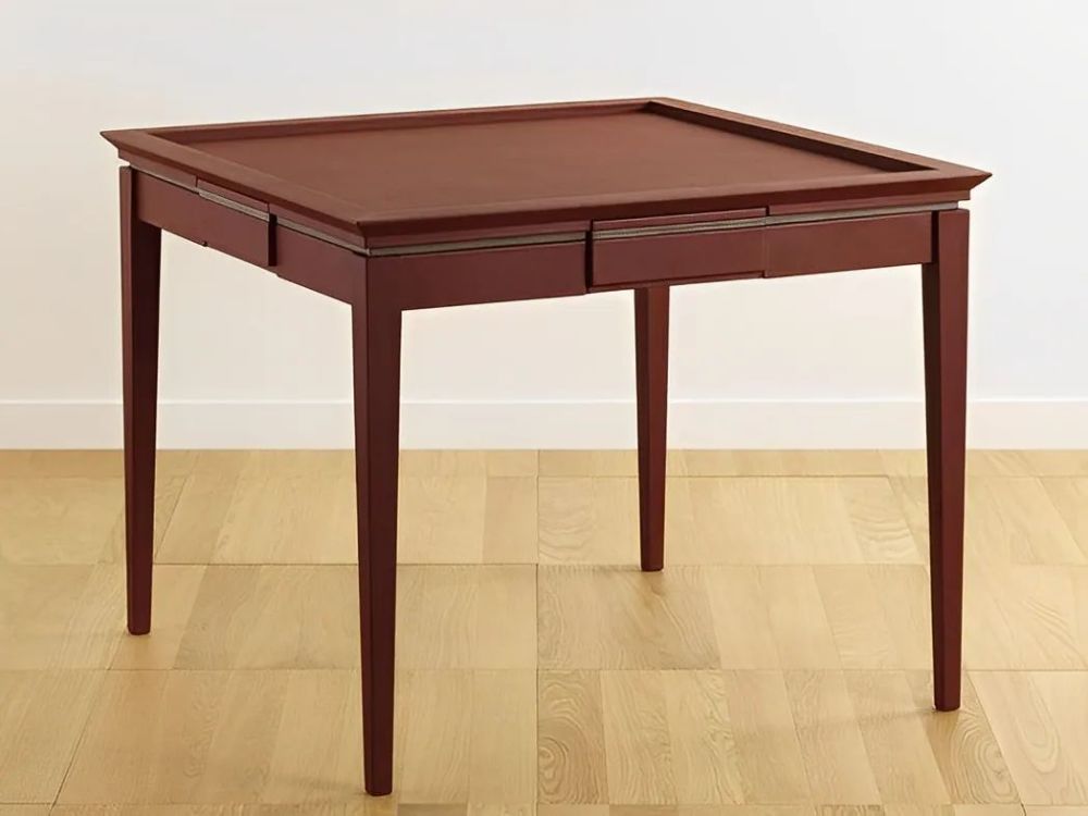 当然,爱马仕也贴心地出品了和麻将桌配套的麻将,价位约为42,000美元.