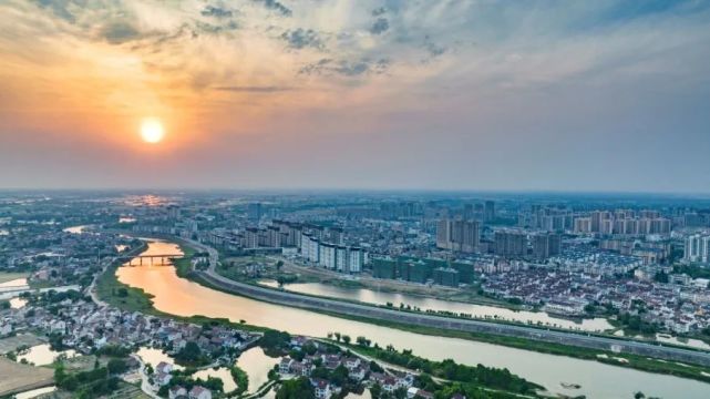 它源自广德,逶迤向西,注入南漪湖,流经郎溪核心地域,将县城平分为河南