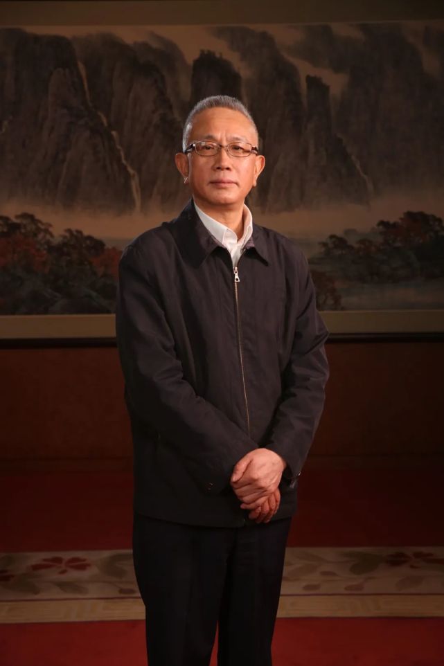 成功着陆的那刻,有人无意间拍到张荣桥落泪的样子,相关短视频当天就刷