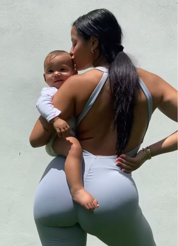 热火队草希罗女友怀二胎小腹隆起仍坚持健身!她曾被称翘臀女王