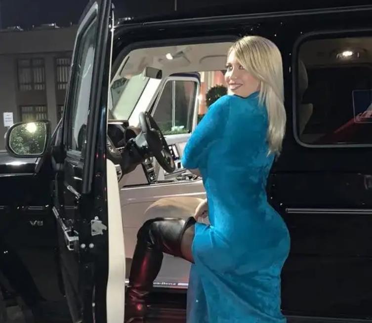 旺达又秀美照!网友嘲讽"美颜女王",搔首弄姿吸引1400万粉丝_腾讯新闻