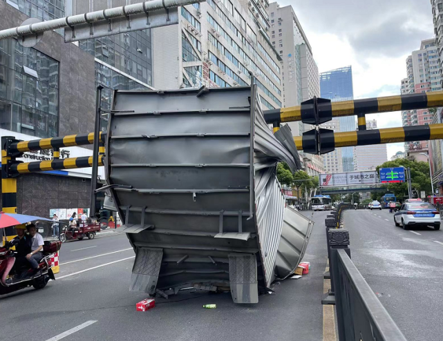 贵阳市中心路段 一辆货车撞上限高杆