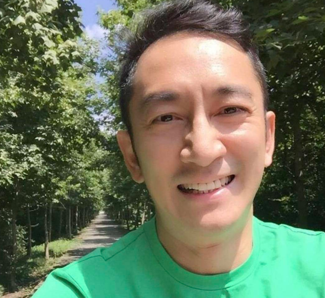 58岁吴启华感恩祖国,大夸内地生活,感叹菜价都比香港便宜好多倍