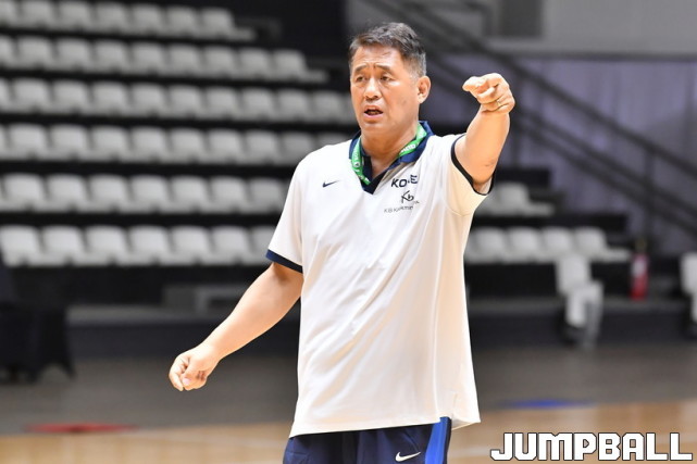 在分队后进行的战术训练中,训练是在教练朱日升的指导下进行的,让人