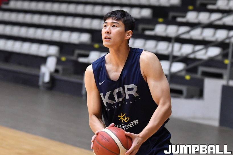 在分队后进行的战术训练中,训练是在教练朱日升的指导下进行的,让人