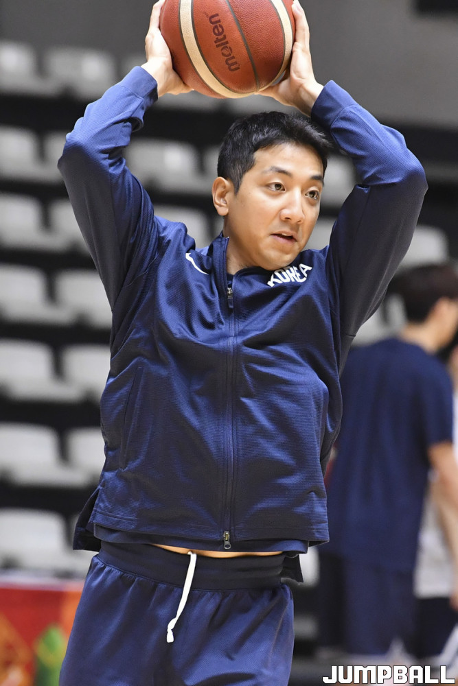 在分队后进行的战术训练中,训练是在教练朱日升的指导下进行的,让人