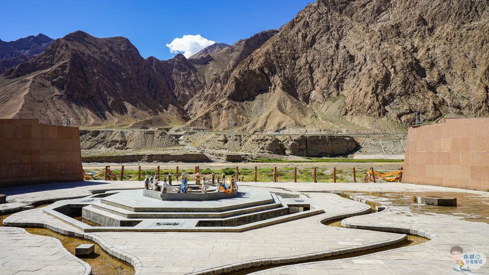 昆仑神泉,也叫昆仑圣泉,坐落于"万山之祖"昆仑山深处的昆仑河北岸