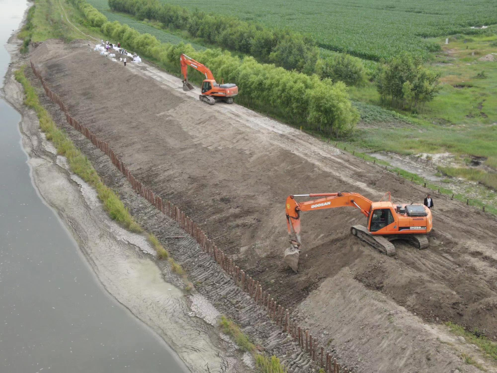 松北区肇兰新河堤防防护加固工程加紧进行时