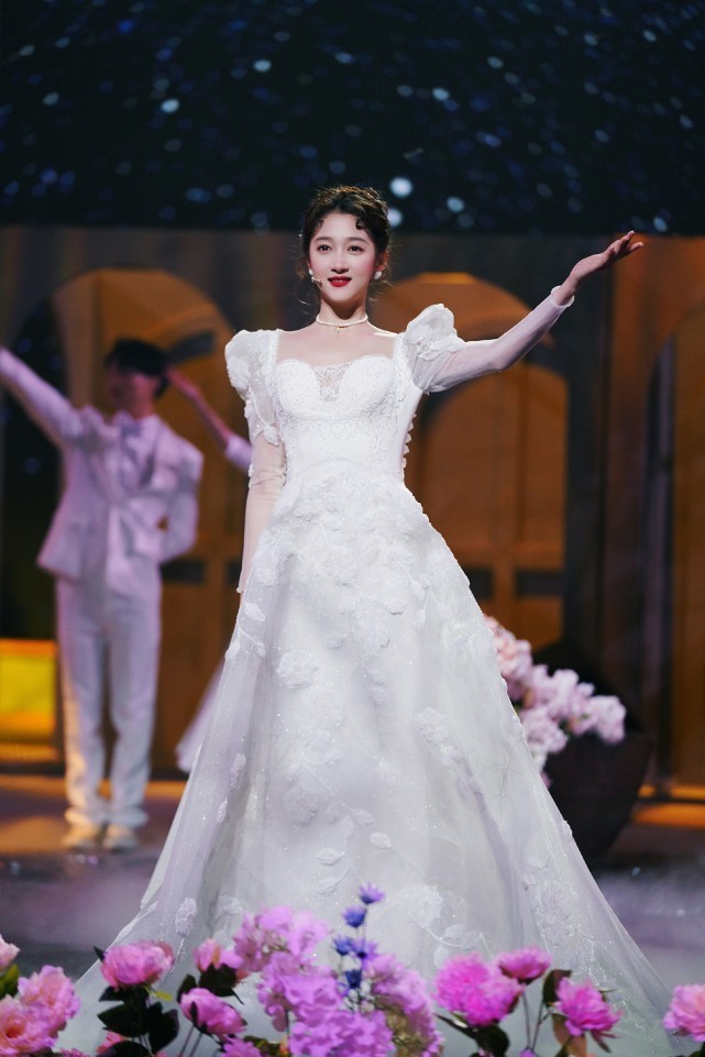 关晓彤的天生歌姬造型太美了吧,复古婚纱造型高级,波浪刘海真美插图1