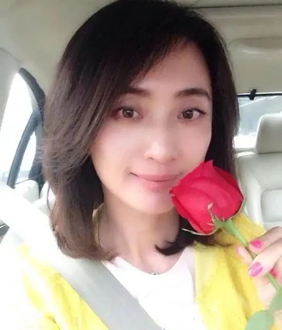 随着时间的推移,许亚军走出妻子离世的阴霾,认识了一位叫张唏的女演员