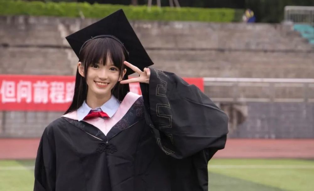 李红霆 程正元图片:孟乐天 张钰玲 邵枢韬 许颢严 刘倢妤 刘芷麟 马悦