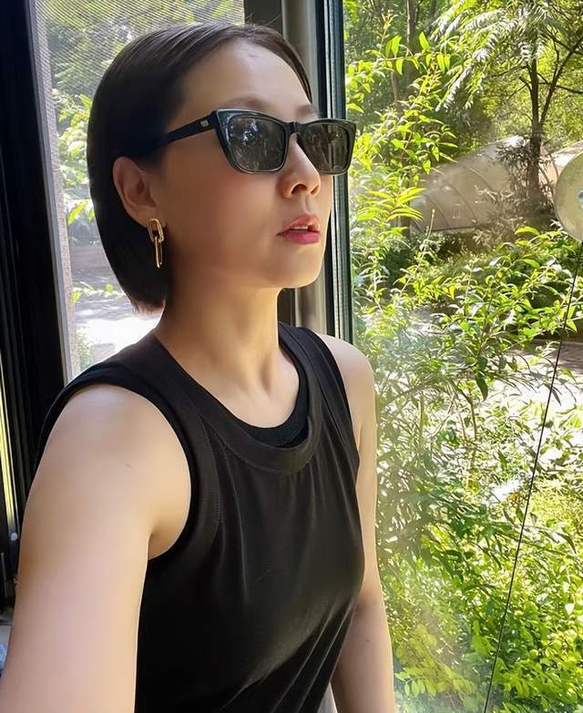 演员张茜近照曝光,一脸素颜变化大,久居内地生活惬意