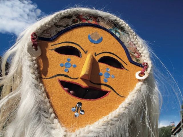 扎西曲登村的"唐东杰布"和他的黄面具戏班_腾讯新闻