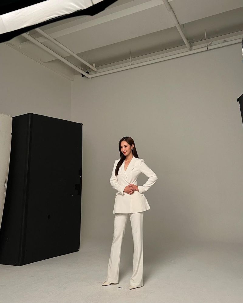 以纤瘦的腹肌和模特般的身材比例,吸引了人们的注意,权俞利严格身材